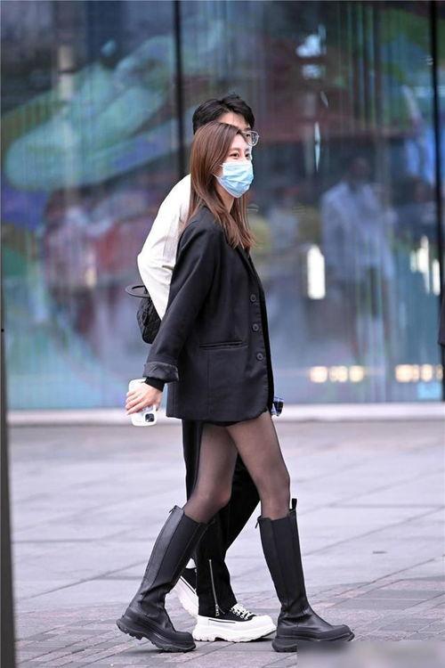 深色丝袜配靴子,演绎深色时尚风采